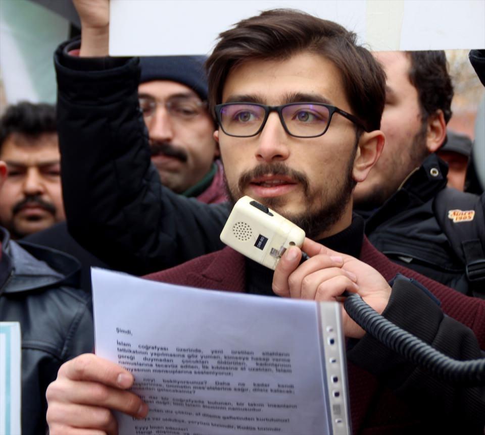 <p>Niğde'de sivil toplum kuruluşları, ABD'nin, Tel Aviv'deki ABD Büyükelçiliği'nin Kudüs'e taşınmasına yönelik açıklamalarını kınadı. Dışarı Cami önünde toplanan sivil toplum kuruluşları, ABD ve İsrail aleyhine slogan attı, "Miracımızın başladığı yere fetih nasip eyle Allah'ım", "Hilal geldi, Siyon yıldızı zail oldu" yazılı döviz ve pankartlar ile Türk ve Filistin bayrakları taşıdı. Burak Yaşar (fotoğrafta), grup adına açıklama yaptı.</p>

<p>​</p>
