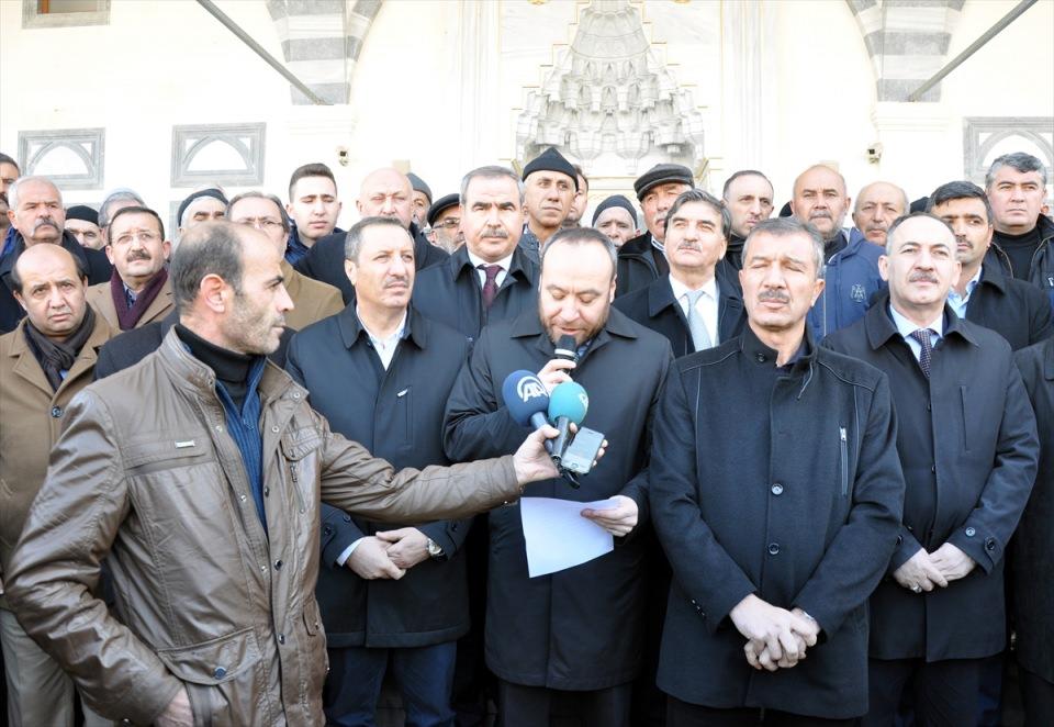 <p>Kırıkkale'de Cuma namazının ardından Nur Cami ve Külliyesi önünde toplanan sivil toplum kuruluşu üyeleri ile vatandaşlar, ABD'nin Kudüs'ü "İsrail'in başkenti" olarak tanıma kararına tepki gösterdi. </p>
