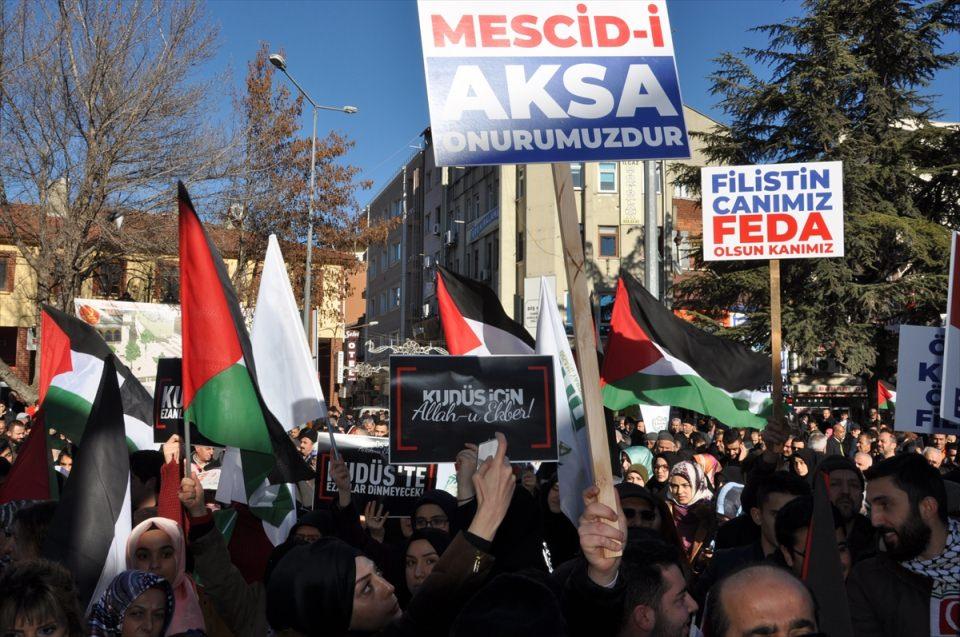 <p>Kastamonu'da vatandaşlar, ABD'nin Kudüs'ü İsrail'in başkenti olarak tanımasını protesto etti. </p>

<p> </p>
