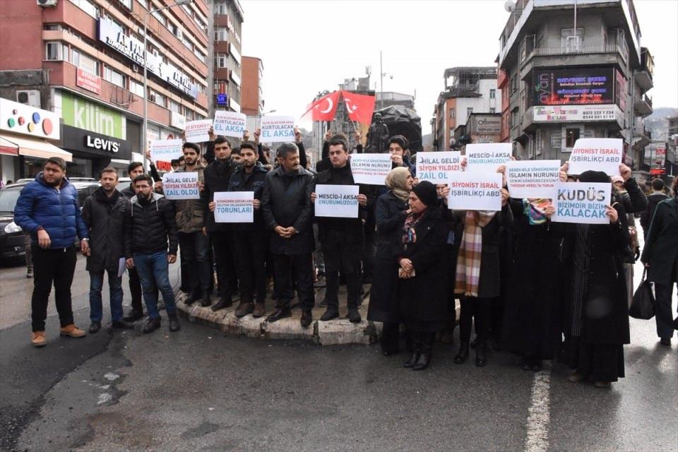 <p>Zonguldak'ta, ABD Başkanı Donald Trump'ın Kudüs'ü İsrail'in başkenti olarak tanıma planı protesto edildi.</p>

<p> </p>
