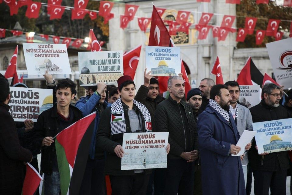 <p>ABD Başkanı Donald Trump'ın Kudüs'ü "İsrail'in başkenti" olarak tanıması, çeşitli sivil toplum kuruluşları tarafından Eyüp Sultan Camisi'nde protesto edildi.</p>
<p> </p>