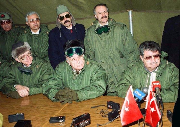 <p>Kış-92 Tatbikatını Cumhurbaşkanı Özal, Başbakan Demirel ve Başbakan Yrd Erdal İnönü birlikte izledi (28 Şubat 1992)</p>

<p> </p>
