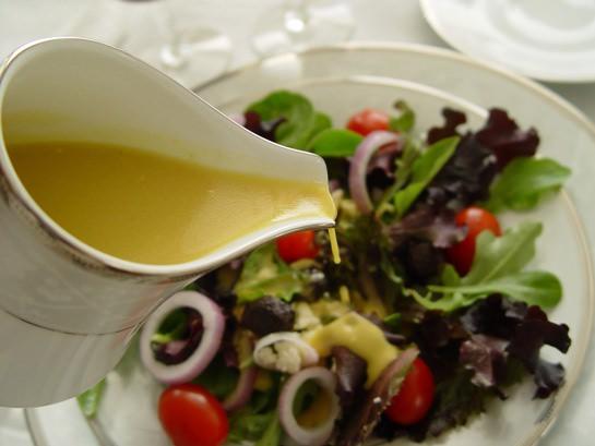 <p><strong>Salata sosları</strong></p>

<p>Salatalara eklediğiniz İtalyan ve Ceasar gibi sosların biri, porsiyon başına 200 kalori ekliyor. </p>
