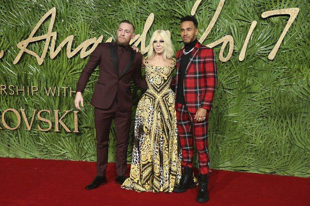 <p>Conor McGregor, Donatella Versace ve Lewis Hamilton</p>