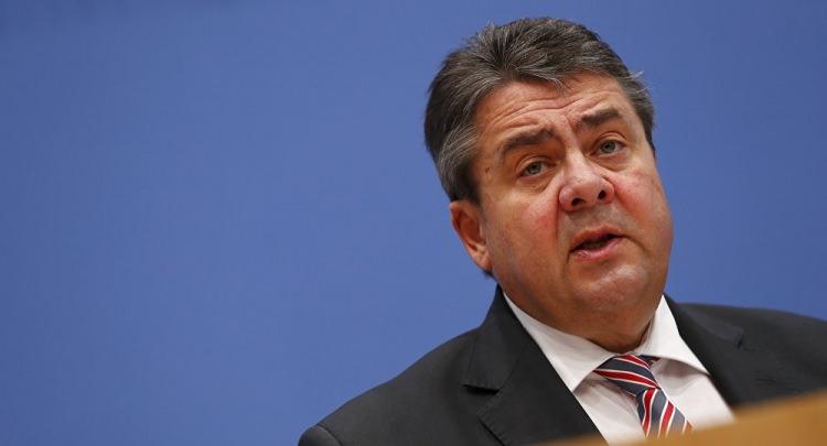 <p>Almanya Dışişleri Bakanı Sigmar Gabriel de önceki gün Brüksel'de yaptığı açıklamada Kudüs'ün, İsrail'in başkenti olarak tanınması ihtimalinden, birçok ülke gibi Alman hükümetinin de endişe duyduğunu söylemişti. </p>
