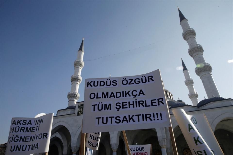 <p>ABD'nin Kudüs'ü İsrail'in başkenti olarak tanıması, cuma namazının ardından Ankara'daki Melike Hatun Camisi'nde de protesto edildi.</p>

<p> </p>
