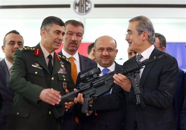 <p><strong>"Savunma sanayinin geldiği nokta ..." </strong></p>

<p>Milli Piyade Tüfeği'nin güvenlik güçlerinin güvenle kullanacağı bir silah olduğunu vurgulayan Bakan Işık, Türkiye'nin 14-15 yıl önce savunma sanayi alanında yüzde 80 oranında dışa bağımlı olduğunu belirtti.</p>
