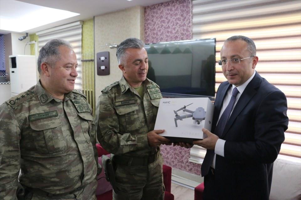 <p>Vali Ali Fuat Atik, etkinlikte yaptığı konuşmada, 9 Eylül'de eski Kemerli köyü muhtarını katleden teröristlerden 3'ünün arazide 7 gün 24 saat faaliyet yürüten kahraman askerler ve güvenlik korucuları tarafından 16 Kasım'da etkisiz hale getirildiğini söyledi. </p>

<p> </p>
