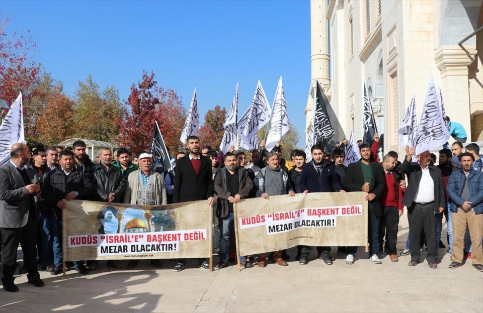 <p>Adana'da, ABD'nin Kudüs'ü İsrail'in başkenti olarak tanıması protesto edildi. Merkez Sabancı Cami'nde cuma namazı çıkışı toplanan vatandaşlar, slogan atıp tekbir getirerek karara tepki gösterdi.</p>

<p> </p>
