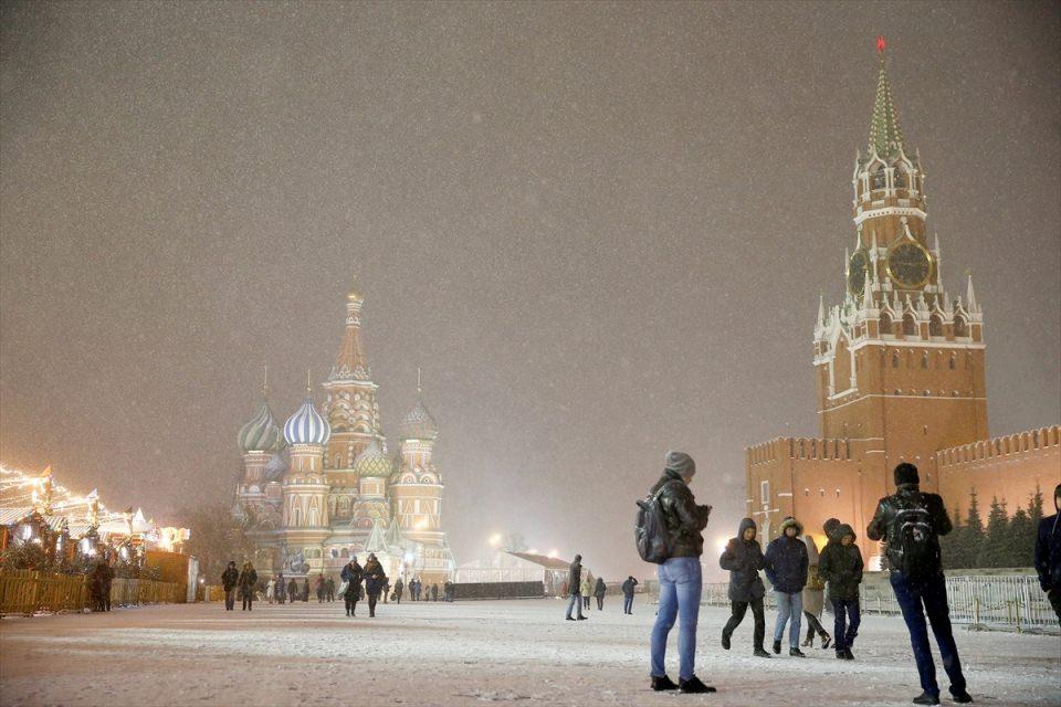 <p>Rusya'nın başkenti Moskova'da gün boyu aralıklarla etkili olan kar yağışı akşam saatlerinde şiddetini artırdı. Kar yağışı sırasında Moskovalılar tarihi Kızıl Meydan'da yürüyüş yaptı.</p>

<p> </p>
