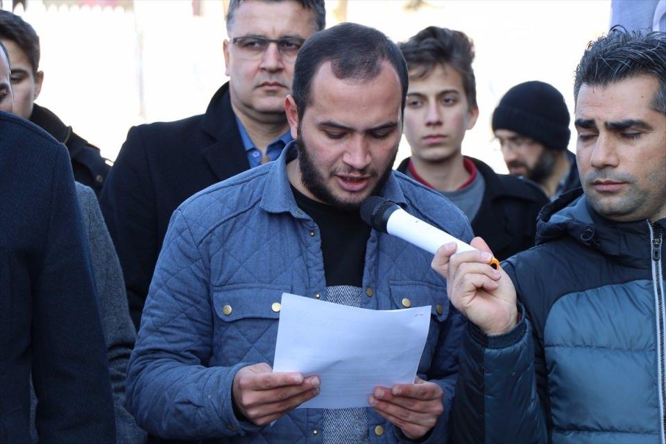 <p>Edirne'de, ABD'nin Kudüs'ü İsrail'in başkenti olarak tanıma planına tepki göstermek amacıyla eylem yapıldı. Edirne Genç Sivil Toplum Kurulu Platformu üyeleri öğle namazının ardından Eski Cami önünde bir araya geldi. Platform adına hazırlanan metni Hasan Tekin okudu.</p>

<p> </p>
