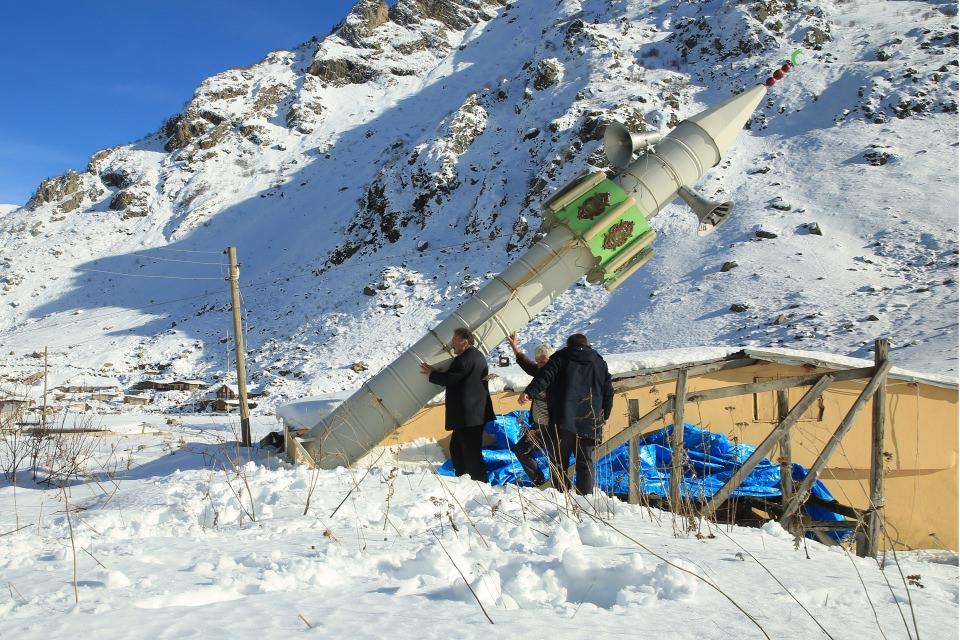 <p>Makaralı sitemle minareyi kışın yatırıyoruz, yazın kaldırıyoruz. Eğer bunu yapmazsak çığ yine alacaktı. Çok güzel bir sistem oldu. Yoksa her yıl 3-5 bin lira minareye masraf ediyorduk ve yazık oluyordu. Şimdi 3-4 kişi ile kışın minareyi yatırıp, yazın kaldırıyoruz. Zor olmuyor" dedi.</p>