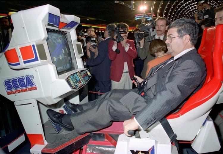 <p>Cumhurbaşkanı Özal, 22 Şubat 1990'da katıldığı bir açılışta eğlence merkezinde yer alan bazı oyuncakları denemişti.</p>

<p> </p>

