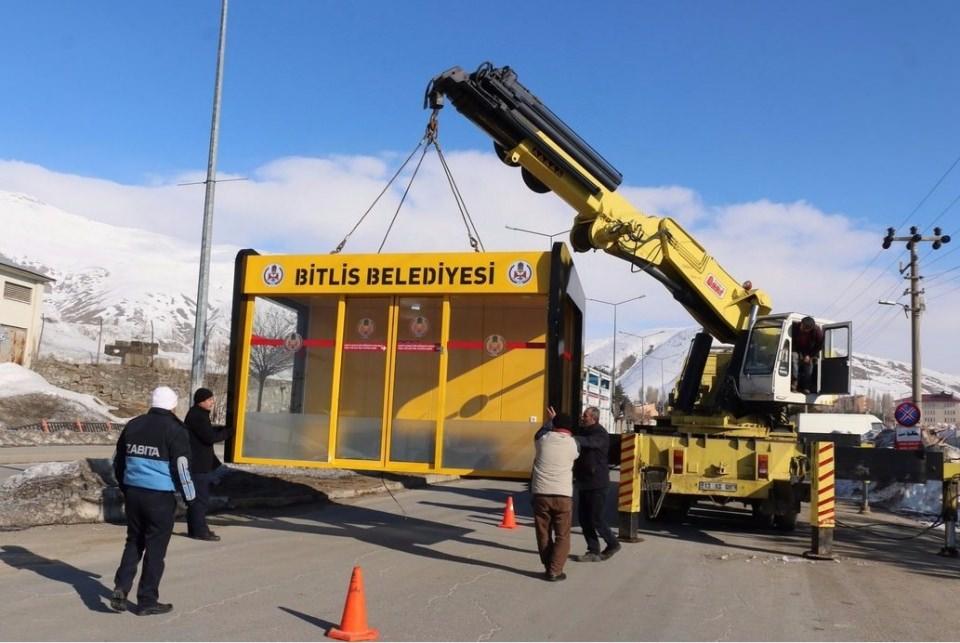 <p><strong>Bitlis Belediyesi'nden klimalı otobüs durağı</strong></p>

<p>Kayyum atanan Bitlis Belediyesi, kış aylarının çetin geçmesinden dolayı kentin bazı noktalarına klimalı otobüs durakları kurmaya başladı.</p>

<p> </p>

