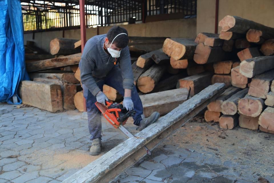 <p>Kastamonu'da ömrünü tamamlamış ahşap evlerden elde edilen ağaçları ekonomiye kazandırdıklarını belirten Güleç, şehirdeki 100 yılı aşmış yıkılan ahşap evlerden kalan malzemeleri yeniden işlediklerini söyledi.</p>
<p> </p>