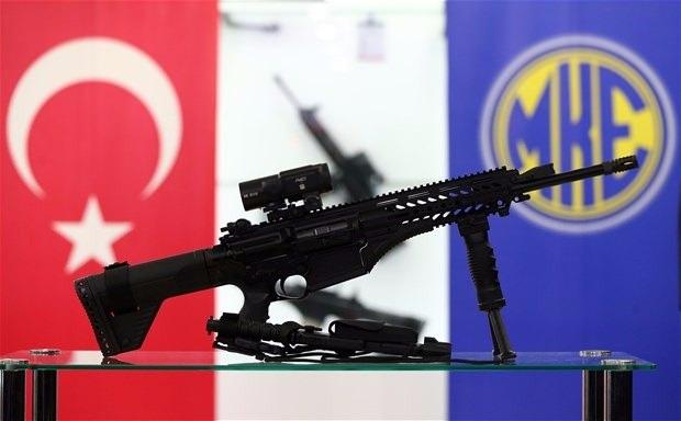 <p>15 Temmuz'daki darbe girişiminden sonra bu yapıyla ilgili TSK içinde yaptığımız temizlikten sonra Türk Silahlı Kuvvetlerimiz çok daha güçlü hale geldi. Bu nitelikli insan kaynağını dünyanın en iyi silahlarıyla donatmak da bir vatan görevidir. 14 yıldır, TSK'ya kendi yerli ve milli imkanlarla üretilen silahlarımızı teslim etmek, bu noktada dışa bağımlılığımızı minimize etmek için gece-gündüz çalışıyoruz.</p>
<p> </p>