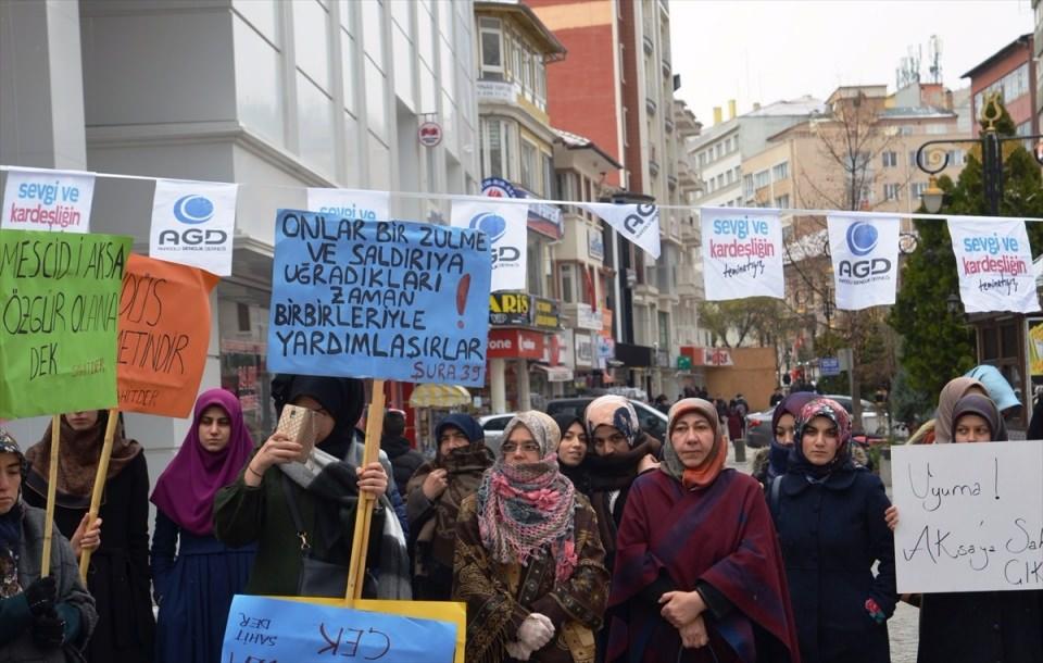 <p>Kütahya’da, Anadolu Gençlik Derneği (AGD) öncülüğünde, ABD'nin Tel Aviv'deki büyükelçiliğini Kudüs'e taşıma girişimine tepki göstermek amacıyla eylem düzenlendi. Eyleme, dernek üyeleri, kentteki çeşitli sivil toplum kuruluşları ve vatandaşlar destek verdi.</p>
<p> </p>