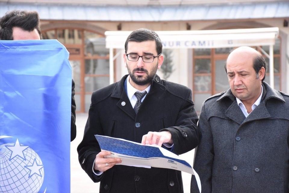 <p>Kırıkkale'de bazı sivil toplum kuruluşları, ABD'nin, Tel Aviv'deki ABD Büyükelçiliği'nin Kudüs'e taşınmasına yönelik açıklamalarını kınadı. Nur Cami ve Külliyesi önünde toplanan Anadolu Gençlik Derneği (AGD) üyeleri, adına açıklamada bulunan Anadolu Gençlik Derneği Kırıkkale Şube Başkanı Yusuf Bayraktar, yaptı.</p>

<p> </p>
