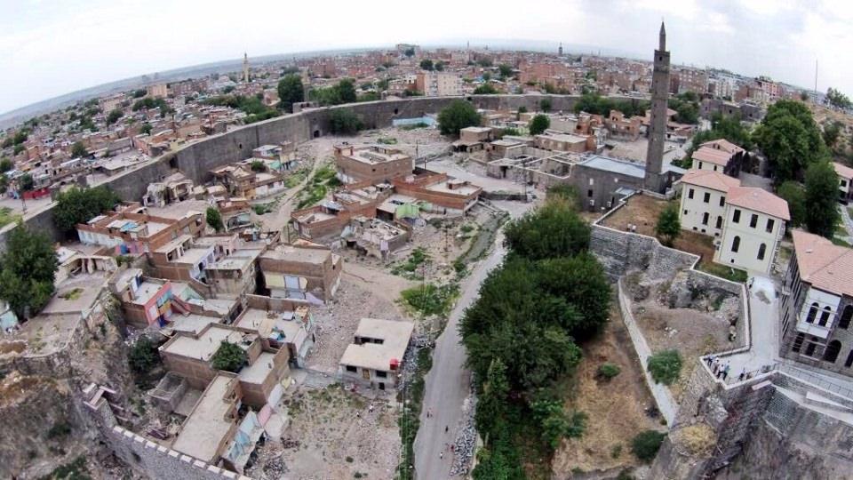 <p><strong>Terörden temizlenen Diyarbakır Sur'un değişimi</strong><br />
<br />
Geçtiğimiz yıl hendek operasyonlarıyla PKK'dan temizlenen Sur'un yeni hali göz kamaştırdı.</p>

<p> </p>

<p> </p>
