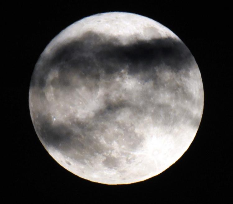 <p>Dolunay şeklindeki Ay, olması gerekenden yüzde 7 daha büyük ve yüzde 15 daha parlak olarak görüldü.</p>

<p> </p>
