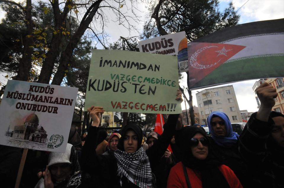 <p>Kırklareli'nde ABD Başkanı Donald Trump'ın, Kudüs'ü İsrail'in başkenti olarak tanıma ve Tel Aviv'deki büyükelçiliklerini Kudüs'e taşıma kararına tepki gösterildi. Şevket Dingiloğlu Parkında toplanan Sivil Toplum Kuruluşları, kararı protesto etti.</p>
<p> </p>