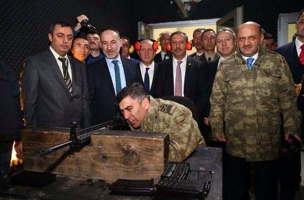 <p><strong>Milli Piyade Tüfeği, Orgeneral Çolak'a teslim edildi </strong></p>
<p>MKE Silah Fabrikası'ndaki törenle, Türk mühendislerince tasarlanan yerli üretim Milli Piyade Tüfeği (MPT-76), Türk Silahlı Kuvvetlerine teslim edildi.</p>