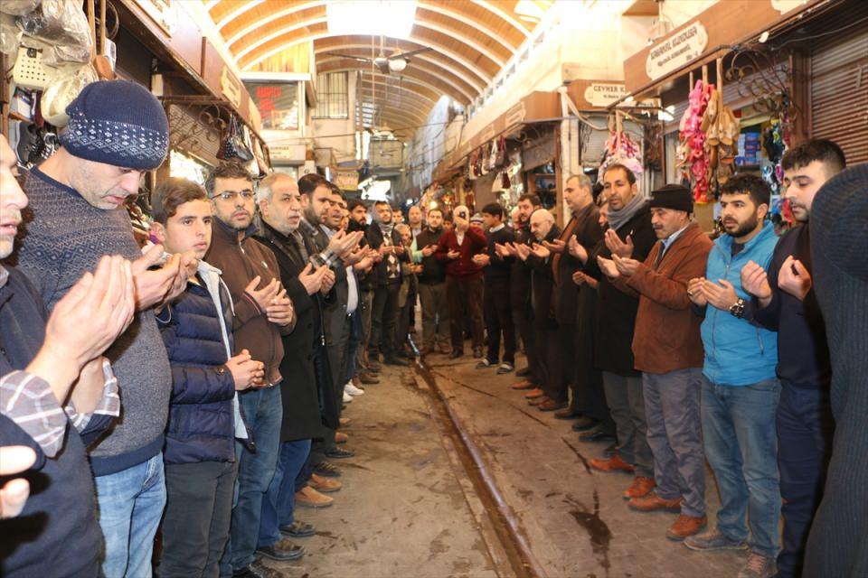 <p>Şanlıurfa'da, Osmanlı döneminden bu yana sürdürülen "esnaf duası" için bir araya gelen esnaf ve vatandaşlar, ABD'nin Kudüs'ü "İsrail'in başkenti" olarak tanıması kararına tepki gösterdi. </p>
