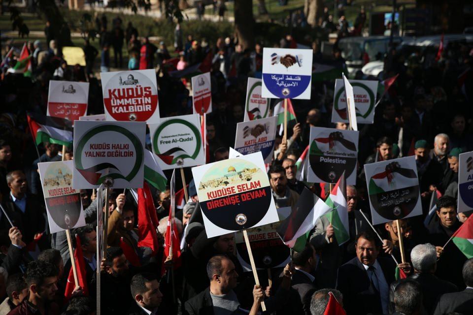 <p>Şanlıurfa'da aralarında Suriyeli sığınmacıların da bulunduğu binlerce kişi ABD'nin Kudüs'ü "İsrail'in başkenti" olarak tanımasını protesto etti. </p>