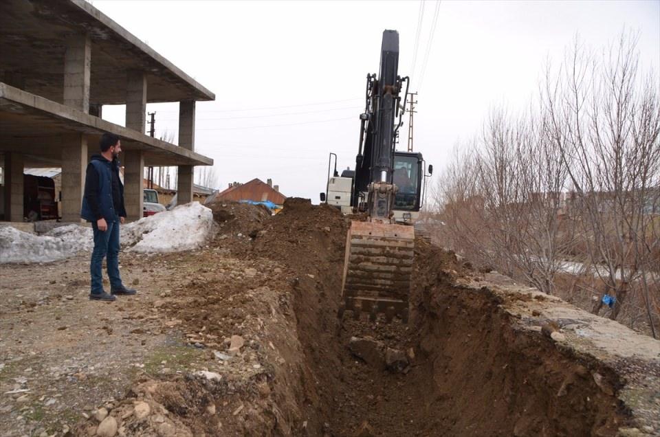 <p><strong>Yüksekova'da içme suyu hattı yenilendi</strong><br />
<br />
Hakkari'de İller Bankasınca 6 Ocak'ta ihalesi yapılan içme suyu şebekesinin yenilenmesi projesinde kullanılacak çelik borular, yüklenici firma ekiplerince ilçeye getirildi.</p>

<p> </p>

<p> </p>
