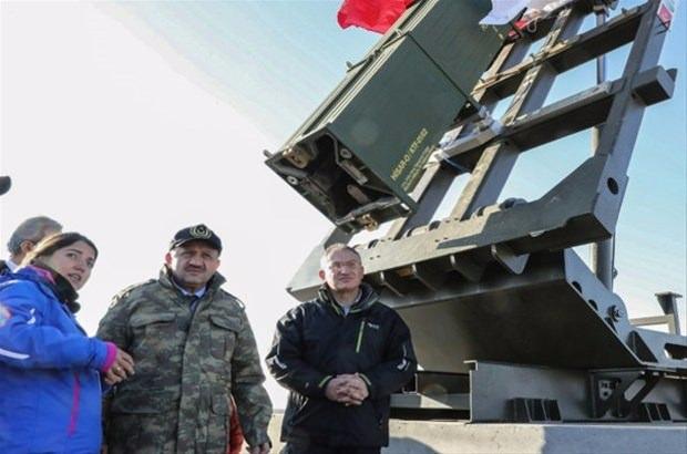 <p>Komuta Kontrol Merkezine 11 kilometre mesafedeki füze atış alanını da inceleyen Işık, atış sahasındaki ekiple sohbet etti. Işık, ROKETSAN ve ASELSAN mühendislerine hitaben yaptığı konuşmada, "Bu sistemleri milli ve yerli imkanlarla geliştirmek hepimizin görevi, vatan borcu adeta.</p>
<ul>
</ul>