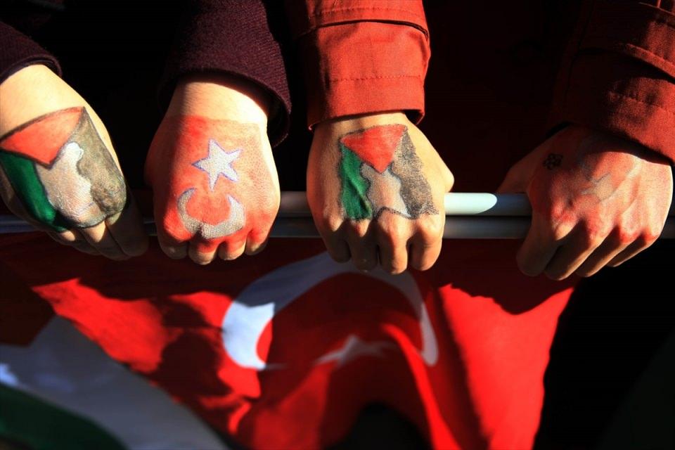 <p>Malatya'da binlerce kişi ABD'nin Kudüs'ü "İsrail'in başkenti" olarak tanımasını protesto etti. Cuma namazı sonrası kentteki Sivil Toplum Kuruluşları tarafından Yeni Cami önünde toplanan, aralarında kadın ve öğrencilerin de bulunduğu grup söz konusu karara tepki gösterdi.</p>
<p> </p>