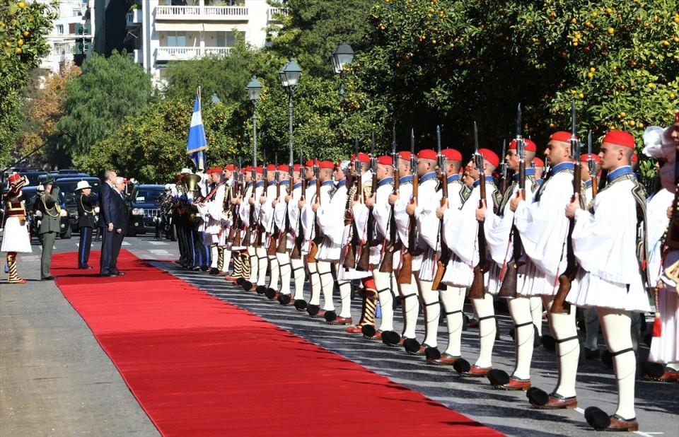 <p>Cumhurbaşkanı Recep Tayyip Erdoğan, Yunanistan Cumhurbaşkanı Prokopis Pavlopoulos tarafından resmi törenle karşılandı. Cumhurbaşkanlığı Sarayı'ndaki karşılama töreninde Erdoğan ve Pavlopoulos, tören kıtasını denetledi.</p>

<p> </p>
