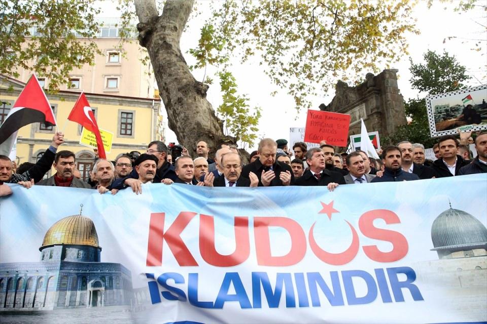 <p>ABD Başkanı Donald Trump'ın, Kudüs'ü İsrail'in başkenti olarak tanıma ve Tel Aviv'deki büyükelçiliklerini Kudüs'e taşıma kararına tepki göstermek amacıyla Trabzon'da cuma namazı sonrası protesto gerçekleştirildi.</p>

<p> </p>
