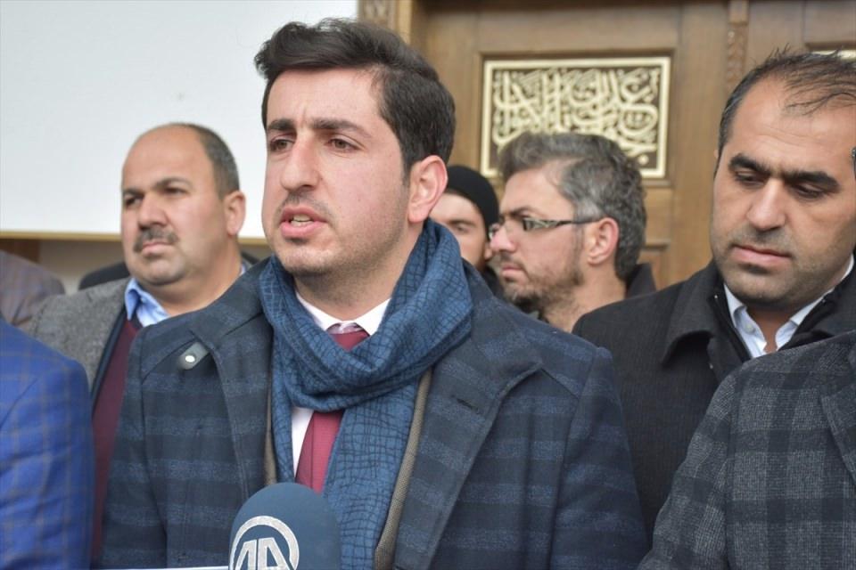 <p>ABD'nin Kudüs'ü İsrail'in başkenti olarak tanıma planı, Şırnak'ta protesto edildi. Yeni Mahalle Geylani Cami bahçesinde düzenlenen basın açıklamasına, aralarında Cihannüma, AGD, Milli Gençlik Vakfı (MGV), İnsani Yardım Vakfı'nın (İHH) bulunduğu sivil toplum kuruluş temsilcileri ve vatandaşlar katıldı. AGD İl Temsilcisi Emin Tatar (fotoğrafta), burada açıklama yaptı.</p>
<p> </p>