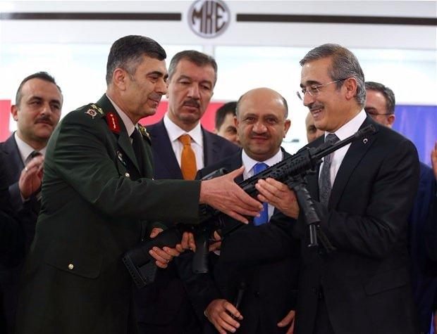 <p>Yerli ve milli imkanlarla geliştirilen, her türlü arazi ve hava şartlarında görev yapacak MPT-76'nın seri üretimi tamamlanan ilk partisinin Türk Silahlı Kuvvetlerine teslim edildiğini belirten Bakan Işık, hayırlı olması temennisinde bulundu.</p>
<p> </p>