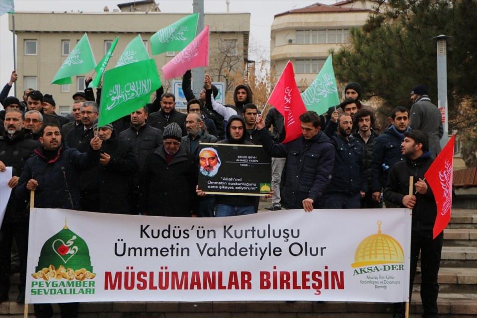 <p>ABD'nin Kudüs'ü İsrail'in başkenti olarak tanıma planı Aksaray'da protesto edildi. Aksaray Sivil Toplum Kuruluşları Platformu üyeleri, sendika temsilcileri, oda başkanları ile vatandaşlar, öğle namazının ardından Ulu Cami önünde toplanarak ABD'nin Kudüs'ü İsrail'in başkenti olarak tanıma planını protesto etti.</p>

<p> </p>
