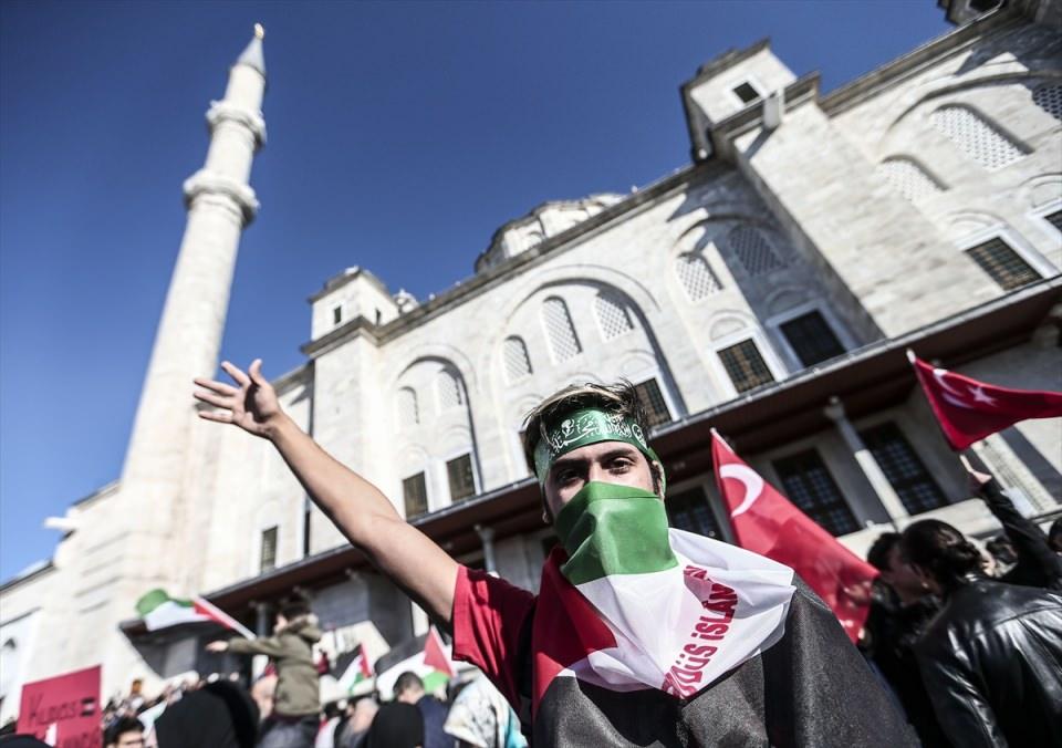 <p>ABD'nin Kudüs'ü "İsrail'in başkenti" olarak tanımasına tepki gösteren çeşitli sivil toplum kuruluşları ve vatandaşlar Fatih Camisi'nde toplanıyor.</p>

<p> </p>
