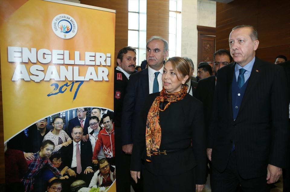 <p>Cumhurbaşkanı ve AK Parti Genel Başkanı Recep Tayyip Erdoğan, partisinin genel merkezinde düzenlenen "Engelleri Aşanlar 2017" programına katıldı.</p>
<p> </p>