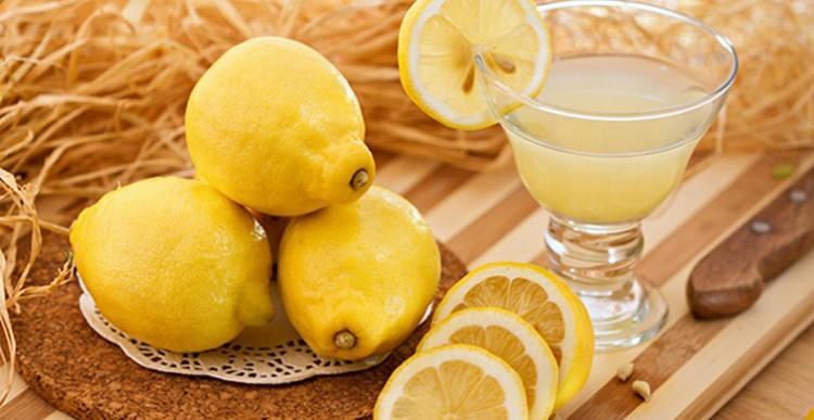 <p><strong>BAĞIŞIKLIK SİSTEMİNİ GÜÇLENDİRİYOR</strong></p>

<p>C vitamini ve potasyum bakımından zengin olan limon suyu, bağışıklık sistemini güçlendirir.</p>
