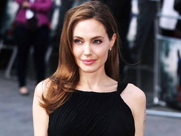 <p>Jolie'de bunu doğrulayacak bir itirafta bulundu. Çiftin beraber rol aldıkları son film olan 'By The Sea' filmi için <strong>“Birlikte bir film yapmak istedim çünkü bunun iletişimimizi düzeltebileceğini düşündüm"</strong> dedi.</p>
