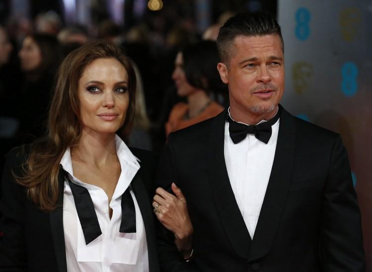 <p>Dünyaca ünlü çift Brad Pitt ve Angelina Jolie, ayrılıklarıyla herkesi şaşırtmıştı. Çiftin yakın çevresi evliliklerini kurtarmak için çok uğraştıklarını defalarca dile getirmişti.</p>
