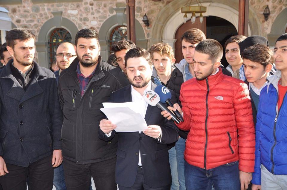 <p>Tekirdağ'da da ABD'nin Kudüs'ü İsrail'in başkenti olarak tanıma planı protesto edildi. Türkiye Gençlik Vakfı Tekirdağ Temsilciliği üyeleri öğle namazının ardından Orta Cami avlusunda bir araya geldi. Grup adına açıklama yapan Emrah Hekim, ABD'nin bu planını kınadıklarını ifade etti.</p>

<p> </p>

