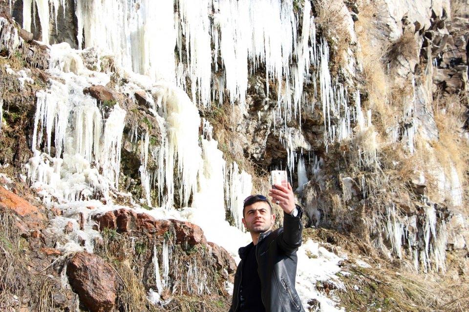 <p>Güneye bakmasına rağmen insan boyutunda buz kütleleri oluştu. İnsanlar bu doğal güzellikleri gelip gördükten sonra fotoğraf çekerek ölümsüzleştiriyorlar. </p>