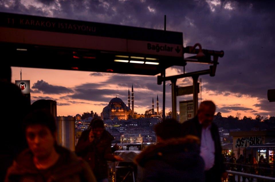 <p>Havanın kapalı olmasına rağmen Karaköy’de gün batımı sırasında oluşan kızıllık, kartpostallık görüntüler oluşturdu.</p>
<p> </p>