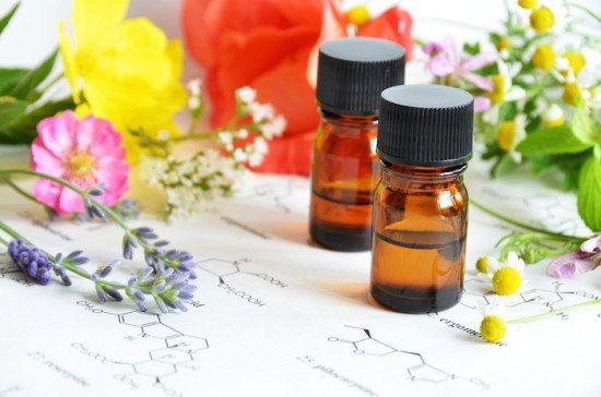 <p>Hem doğal hem ucuz tedavi yöntemi olarak kullanılan aromatik yağların bilmeniz gereken en faydalı 7 türünü sizler için derledik...</p>
