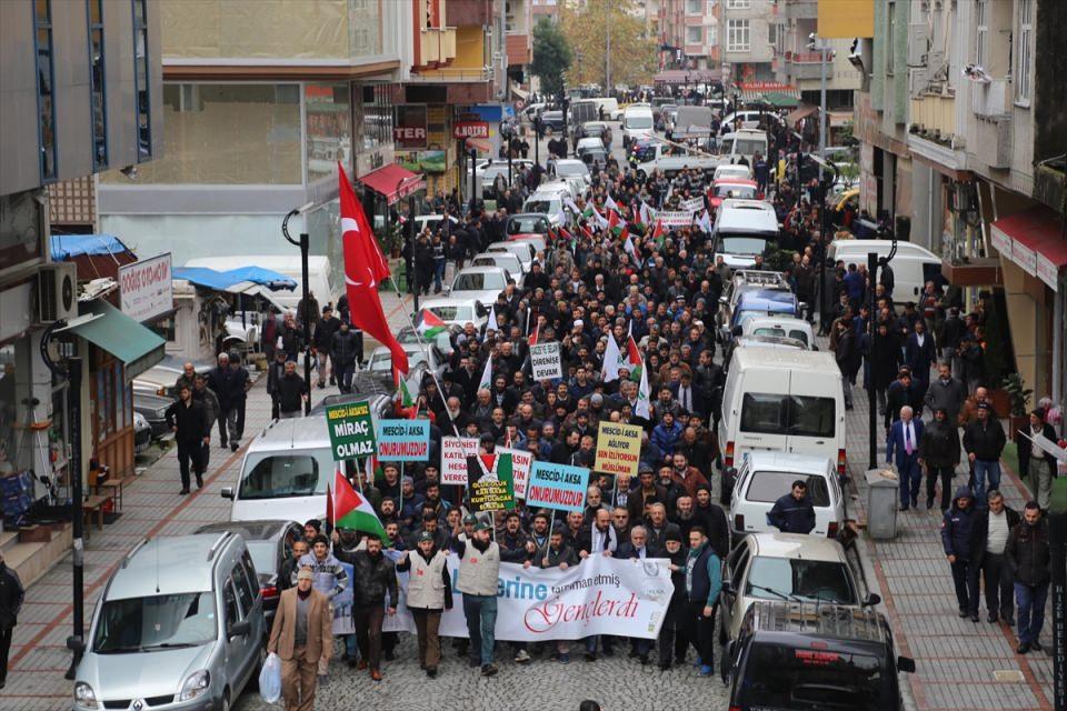 <p>Rize'de vatandaşlar, ABD Başkanı Donald Trump'ın, Kudüs'ü İsrail'in başkenti olarak tanıma ve Tel Aviv'deki büyükelçiliklerini Kudüs'e taşıma kararına tepki gösterdi.</p>