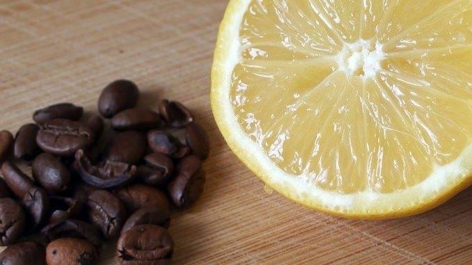 <p>Başınız ağrıyorsa ve ilaç içmek istemiyorsanız kahvenin içine limon sıkın ve bu karışımı çiğneyin. Kahve ve limon baş ağrınızı hafifletecektir. </p>
