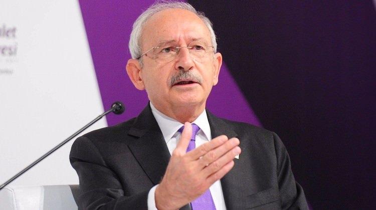 <p>Kılıçdaroğlu, “Kudüs’ün ortasına Trump bir bomba koydu. Derinden yaraladı bizi, Ortadoğu'yu, barışı özleyen herkesi derinden yaraladı. Filistinli kardeşlerimizin haklı davalarının yanında sonuna kadar duracağız, destek vereceğiz. Trump yalnız kalacaktır, bütün dünyada yalnız kalacaktır. Kendi ülkesinde yaşadığı sorunları başka bir sorunla perdelemeye kalkıyorsa yanılacaktır." ifadelerini kullandı.</p>