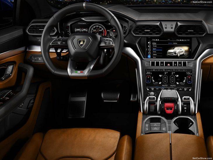 <p>Uzun bir süre ardından Lamborghini, SUV modeli Urus'u özel bir etkinlikte tanıttı. İlk olarak 2012 yılında Pekin Otomobil Fuarı'nda tanıtılan konsept haliyle benzer noktaları bulunan otomobil etkileyici bir görünüm sunuyor.</p>
