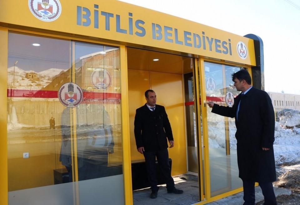 <p>Kentin çeşitli yerlerine yerleştirilen durakların yapım aşamasında olduğunu ifade eden Bitlis Valisi ve Belediyesi Başkan Vekili Ahmet Çınar, halkın talepleri üzerine bunları çoğaltacaklarını söyledi:</p>

<p> </p>
